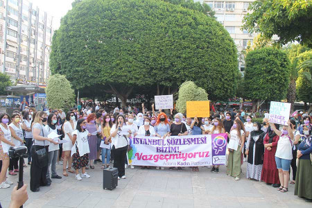 Adana’da kadınlar sokakta: İstanbul Sözleşmesi’nden vazgeçmiyoruz