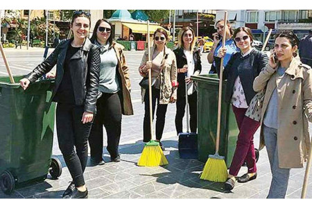 Büro çalışanı kadınlara sokakları temizlettiler!