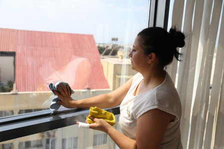 Ev işçisi kadın sildiği camı beğenmeyip kendisini kovan ev sahibini şikayet etti