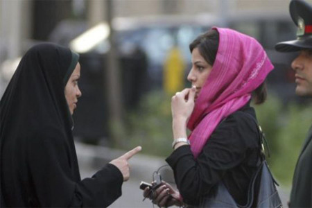 İran’da başörtülerini çıkaran kadınlara karşı 2 bin ahlak polisi
