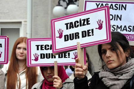 İstanbul Üniversitesi öğretim üyesi kadın öğrencilere tacizde bulundu
