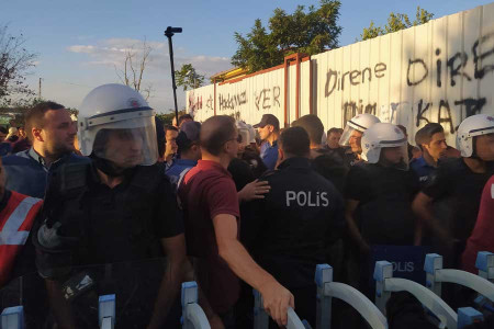 Hakları için fabrika önünde direnen ETF Tekstil işçilerine yine polis müdahalesi
