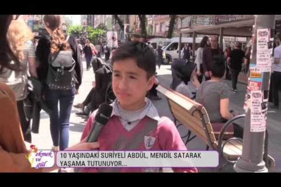 10 yaşındaki Suriyeli Abdül, mendil satarak yaşama tutunuyor