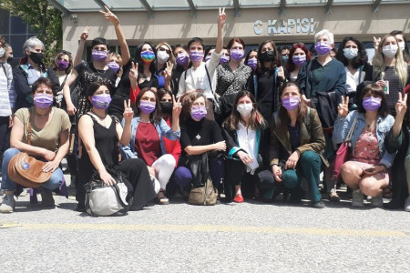 İstanbul Sözleşmesi'ni savunan kadınlar duruşmaya giremeden gözaltına alındı