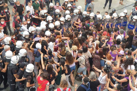 İzmir’de kadınlar engel tanımadı: Mücadeleye devam edeceğiz