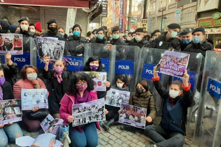 Avcılar Kadın Platformunun 8 Mart sergisine polis engel oldu