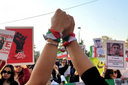 İzmir’de yaşayan İranlılar idam cezalarını ve rejimi protesto etti