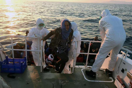 İzmir’de bir geminin hava almayan depo bölümünde 276 mülteci bulundu