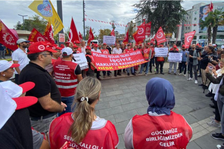 Polonez işçilerinden gözaltı protestosu: Ters kelepçeyle kaymakamlık önünde beklediler