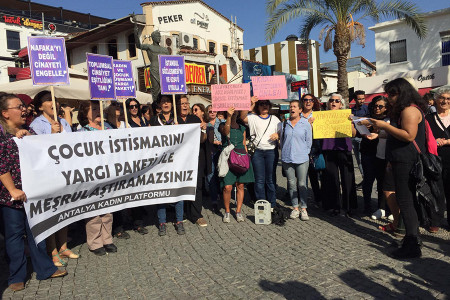 Antalya’da kadınlardan yargı paketine karşı eylem