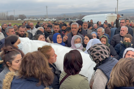 Uzman çavuş tarafından öldürülen Burcu Demir'in cenazesi kadınlar tarafından taşındı