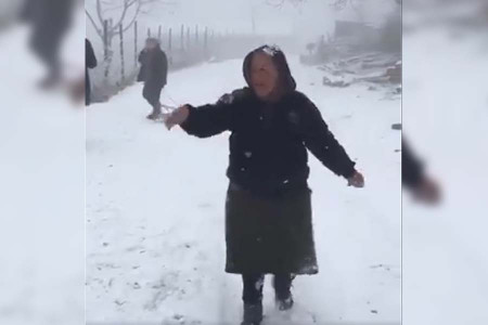 GÜNÜN GÜZELLERİ: Kar sevinciyle sokağını şenlendiren kadınlar