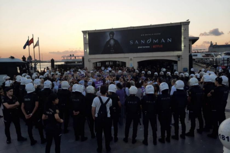 1 Eylül Dünya Barış Günü için Kadıköy'de bir araya gelen kadınlar polis çemberine alındı