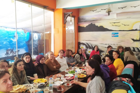 Elazığ'da Ekmek ve Gül okuru kadınlar depremzede kadınlarla dayanışma etkinliği düzenledi