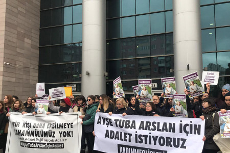 Ayşe Tuba Arslan davası || Kadınlar girmesin diye adliyenin kapısını kilitlediler