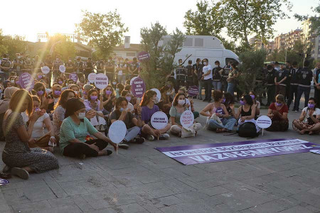 Diyarbakır'da kadınların yürüyüşüne polis barikatı engeli!