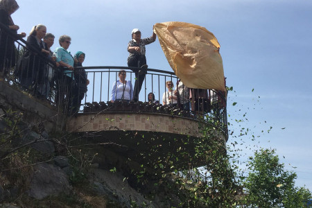 GÜNÜN TEPKİSİ: Çay işçisi kadınlar topladıkları çayı dereye döktü