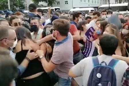 Ankara'da kadınların İstanbul Sözleşmesi açıklamasına polis saldırısı: Çok sayıda kadın gözaltında!