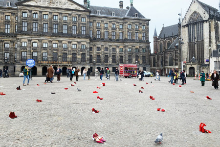 Dam Meydanı'nda kadın cinayetlerini protesto eden 70 kırmızı topuklu