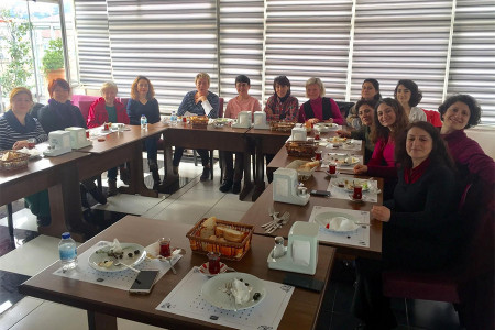 Kahvaltıda buluşan Bursalı kadınlar, bildiri dağıtarak 8 Mart’a çağrı yaptı