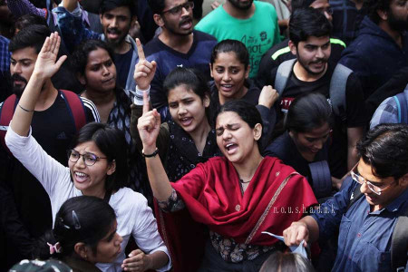 Hindistan’da Yüksek Öğrenim Saldırı Altında: Kadınlar mücadelenin en önünde!