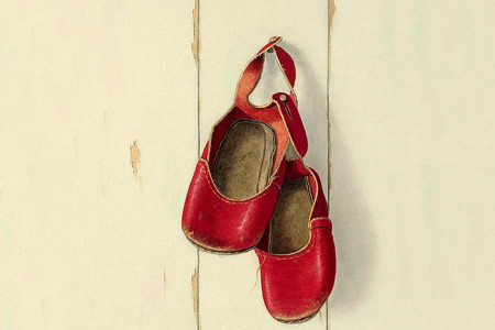Parlak taşlı kırmızı ayakkabılar