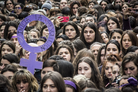 İspanya’da halk kadın cinayetlerine karşı sokaklara döküldü