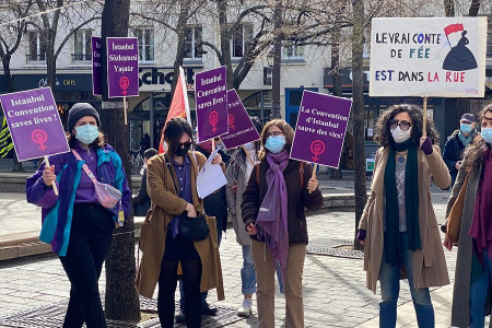 Paris’te İstanbul Sözleşmesi eylemi: Türkiyeli kadınların yanındayız
