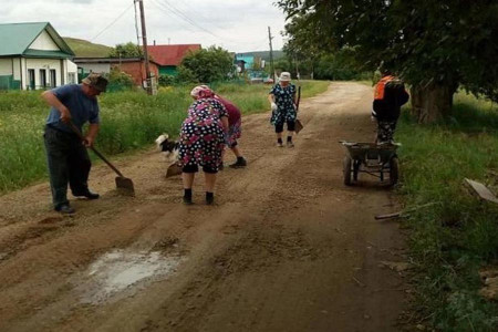 GÜNÜN KAHRAMANLARI: Rusya’da nineler kendi yollarını onardı