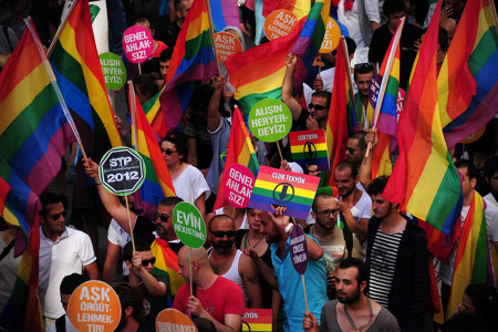 İstanbul LGBTİ+ Onur Yürüyüşü’ne yine yasak!