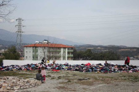 Samandağ’da gönüllüler ve depremzedeler: Hayata tutunmak zorundayız