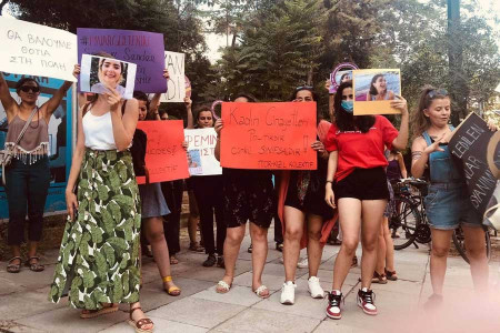 Atina’da göçmen kadınlar kadın cinayetlerine karşı eylem yaptı