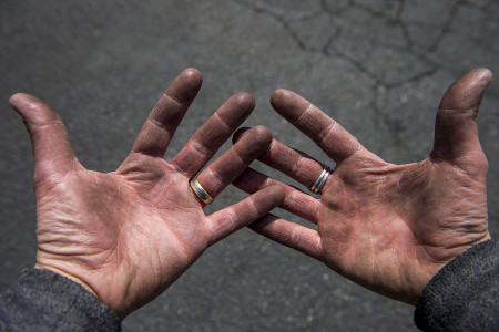 Bir metal işçisi kadının elleri