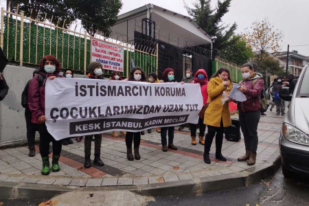 KESK üyeleri, istismarcı öğretmenin yeni atandığı okulun önünde eylem yaptı