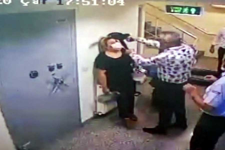 Banka çalışanı kadının başına silah dayayan müdüre ödül gibi ceza verildi