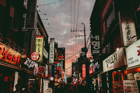 Binlerce işçi hükümetin yasaklarına karşı daha iyi çalışma koşulları için Seul'de yürüdü