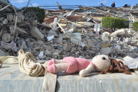 Depremzede anne: Bebeğime mama çaldım, bez çaldım, idareciler bir su bile vermedi