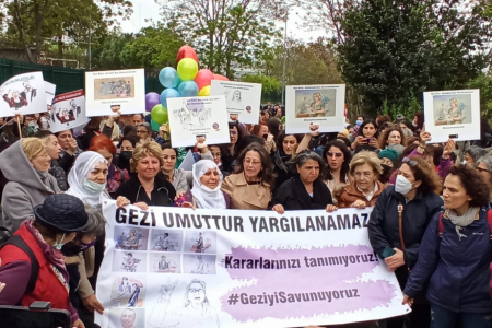 Kadınlar, Gezi tutukluları için cezaevi önünde: Gezi Biziz, vazgeçmiyoruz!