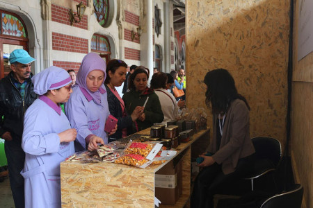 GÜNÜN FOTOĞRAFI: Çikolata festivalinde çikolata yiyemeyen işçi kadınlar