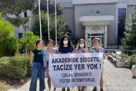 İTÜ öğrencileri Celal Şengör'ü protesto etti: Akademide şiddete, tacize yer yok!