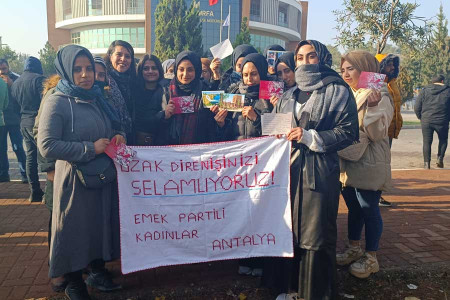 Özak Tekstil işçisi kadınlar EMEP’li kadınların dayanışma mektubunu okudu