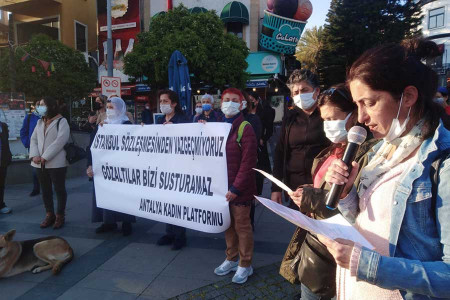 Antalya’da kadınlar gözaltına alınan arkadaşları ve İstanbul Sözleşmesi için açıklama yaptı