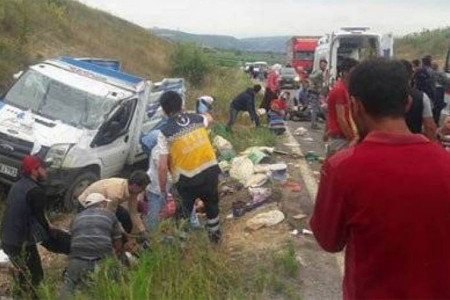 Tarım işçilerini taşıyan kamyonet kaza yaptı, biri 17 yaşında iki işçi kadın yaşamını yitirdi