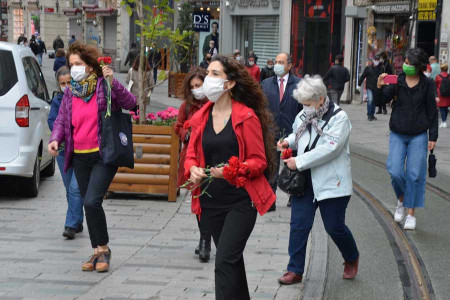 Cumartesi Anneleri 25. yıllarında Galatasaray Meydanı’na karanfiller bıraktı